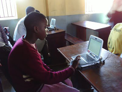 Jugendlicher arbeitet an einem Laptop
