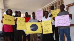 Jugendliche zeigen ihre Plakate zum Klimatag